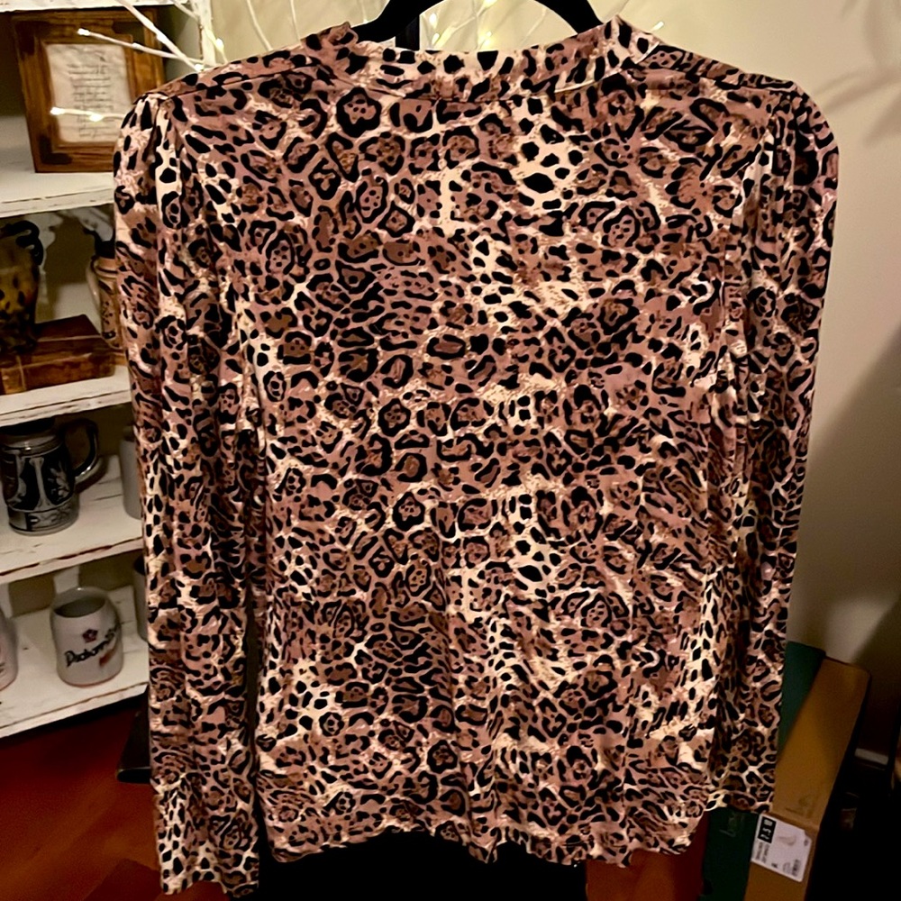 💙F&F Womens Leopard Print size 8 blouse. 96% Viscose, 4% Elastane very soft, EUC - Picture 2 of 4